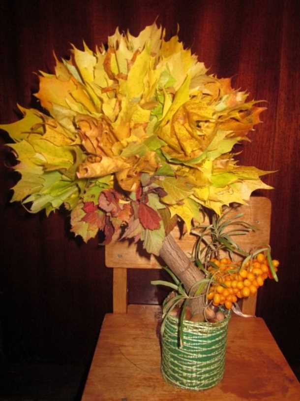 Материалы, необходимые для создания топиария Зеленые розы из кленовых листьев: