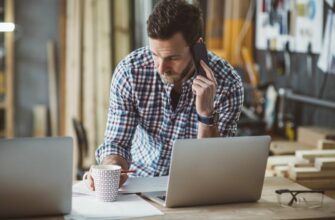 Фото мужчина на рабочем месте говорит по телефону