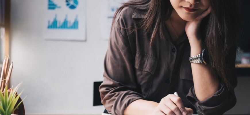 Девушка изучает документы